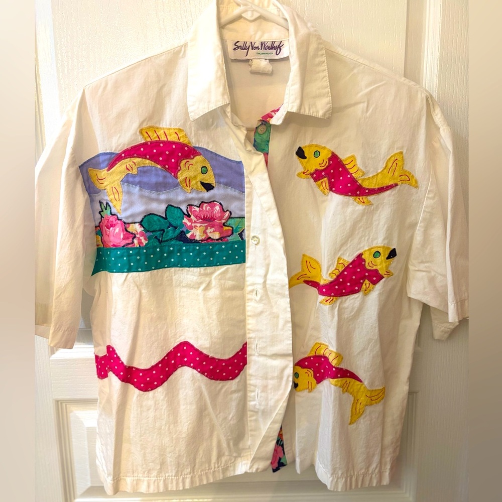 Vintage white button down with Floral Fish 🐠 🌺